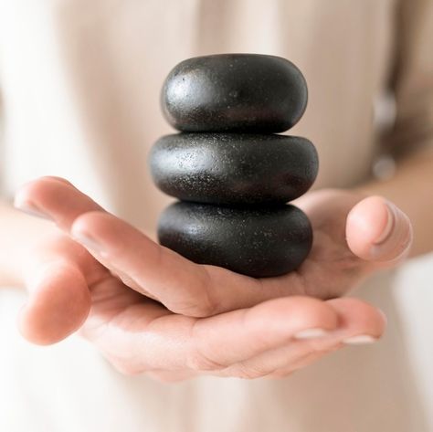 Premium Photo | Close-up hands holding spa stones Massage Photoshoot Ideas, Massage Content, Spa Wallpaper, Spa Ads, Spa Advertising, Spa Photoshoot, Spa Content, Spa Photography, Spa Treatments Massage