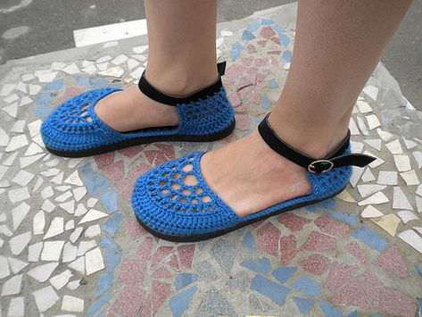 https://flic.kr/p/7YzqHV | The Blue Jeans Crochet Mary Janes with Suede Strap | If you like this pair of shoes, you can find them on my Etsy Shop. Thanks! ♡ Audra Style, Jeans Crochet, Crochet Mary Janes, Crochet Socks, Crochet Gloves, Knitted Slippers, Crochet Shoes, Diy Shoes, Vintage Valentines