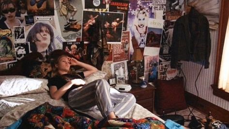 Rooms In Movies, 80s Aesthetic Bedroom, Grunge Room Aesthetic Dark, Grunge Room Decor 90s, Grunge Room Ideas Punk Rock, 80s Room Aesthetic Neon, Grunge Room Aesthetic, Room Aesthetic Dark, 80s Room Aesthetic