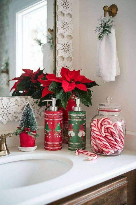 Xmas Interior Decor, Diy Christmas Bathroom Decor, Christmas Home Decorations Living Room, Bathroom Xmas Decor, Christmas Restroom Decor, Christmas Decor Ideas For Bathroom, Christmas Decor Ideas Bathroom, Christmas Bathrooms, Christmas Decorations Bathroom