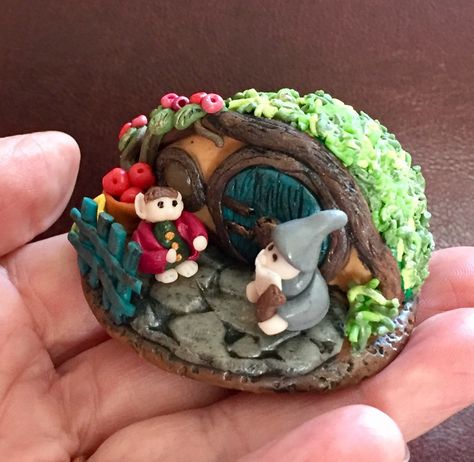 Welcome to Bag End! OOAK, polymer clay Lotr Clay Art, Lotr Polymer Clay, Lord Of The Rings Clay Crafts, Lord Of The Rings Polymer Clay, Fantasy Clay, Bag End, Fairy House Crafts, Polymer Clay Fairy, Polymer Inspiration