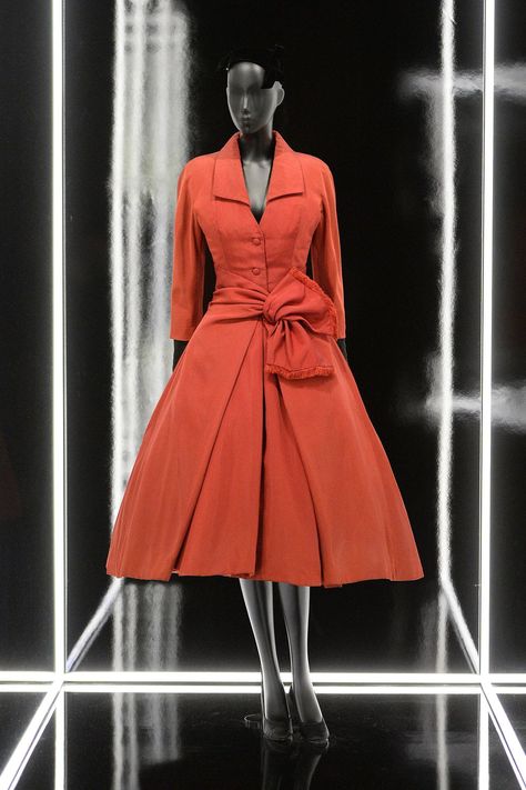 An Écarlate silk faille afternoon dress, from the Autumn-Winter 1955 Haute Couture collection, Y line. Christen Dior, Dior Designer Of Dreams, Fifties Dress, Christian Dior Designer, Class Dress, Old Hollywood Style, Vintage Midi Dresses, Afternoon Dress, Dior Designer