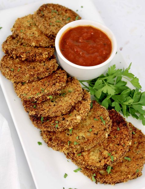 Crispy Fried Eggplant These ultra-Crispy Fried Eggplant rounds are cooked until they're soft and tender on the inside, with a crunchy and golden brown crust. Coated with a gluten-free breading, they are one delicious appetizer that will satisfy your fried food cravings. #ketoeggplant #ketoappetizers Gluten Free Fried Eggplant, Vegan Breaded Eggplant, Deep Fried Eggplant, Breaded Eggplant Recipes, Fried Aubergine, Squash Eggplant Recipe, Deep Fried Zucchini, Fried Eggplant Recipes, Roasted Eggplant Recipes