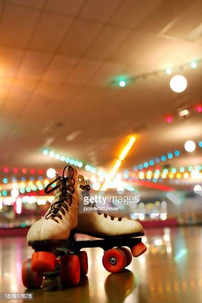 Rollerskates Aesthetic, Second Date Ideas, Disco Roller Skating, Roller Quad, 80's Vibes, Summer Ball, Roller Derby Girls, Skate Aesthetic, Skating Party