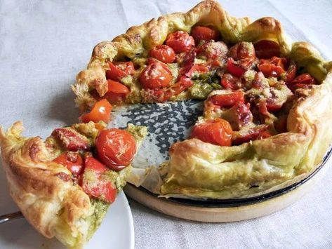 Rustic PestoTomato Tart — Eatwell101 Rustic Tomato Tart, Tomato Tart Recipe, Chicken Lunch Recipes, Vegetable Tart, Rustic Recipes, Tarte Fine, Tomato Tart, Healthy Recipes Easy Snacks, Savory Tart