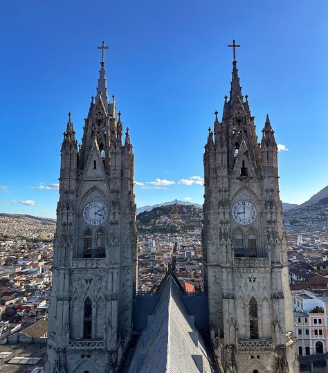 Bienvenido a la carita de Dios QUITO ✨ Fundada en 1534 sobre las ruinas de una antigua ciudad inca, Quito se sitúa a unos impresionantes 2.850 metros sobre el nivel del mar. A pesar de un devastador terremoto en 1917, su centro histórico se mantiene como el mejor conservado y menos alterado de toda América Latina. En 1978, la Unesco declaró a Quito como el primer Patrimonio Cultural de la Humanidad, por la existencia de valores culturales e históricos y por tener una de las mayores densidad... Quito