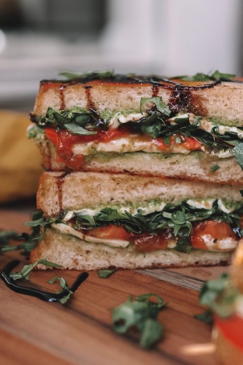 Caprese Grilled Cheese, Caprese Sandwich, Grilled Foods, Weekend Dinner, Grilled Cheese Recipes, Italian Salad, Juicy Tomatoes, Fall Dinner, Balsamic Vinaigrette