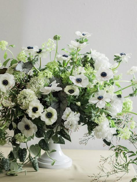 Anemone Arrangement, Anemone Centerpiece, White Arrangement, White Black Wedding, White Anemone Flower, Black Wedding Flowers, Wedding Flowers Decoration, Anemone Wedding, Elegant Wedding Flowers