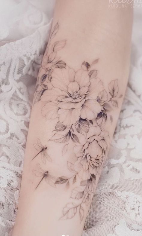 Floral Hand Tattoos, Feminine Shoulder Tattoos, Shoulder Sleeve Tattoos, Floral Tattoo Shoulder, Feminine Tattoo Sleeves, Tattoos For Women Flowers, Floral Tattoo Sleeve, Tatuaje A Color, Shoulder Tattoos For Women