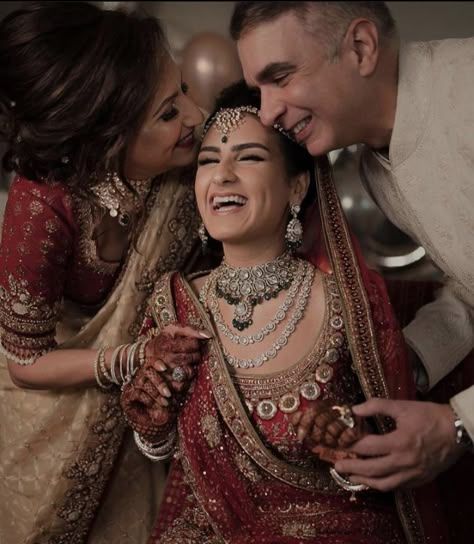 Indian Wedding Photo Ideas Family, Bride Poses With Parents, Bride Photoshoot With Family, Indian Wedding Photography Family, Bride Family Pictures, Family Wedding Photos Indian, Indian Wedding Photography Poses Family, Mom And Bride Photos, Bride With Parents Photos