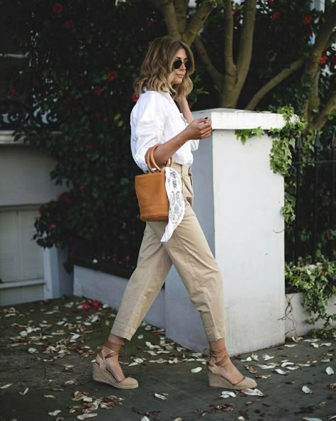 Casual chic Beige Pants White Shirt, Espadrilles Outfit Summer, Alpargatas Outfit, Chinos Women Outfit, Wedge Outfit, Street Poetry, Capri Summer, Espadrilles Outfit, Wedges Outfit