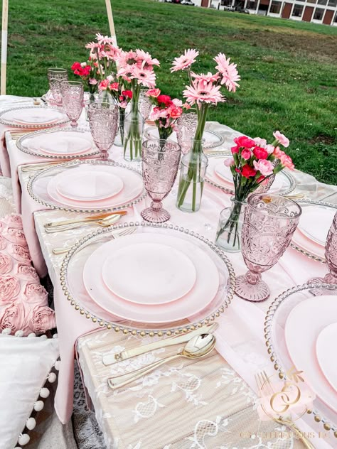 Pretty Table Setting Ideas Party, Pretty In Pink Table Decor, Party Settings Tables, Shabby Chic Dinner Party, Pink And White Tea Party, Simple Pink Table Setting, Plastic Table Setting, Pink Round Table Decorations, Pink Bridal Shower Tablescape