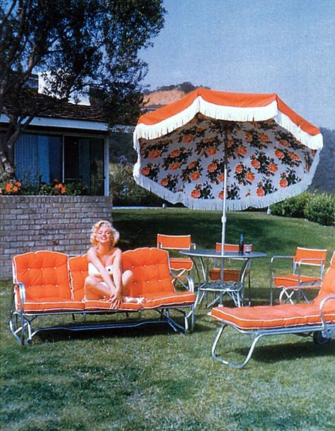 Marilyn, and her patio set Vintage Patio, Colorful Patio, Gentlemen Prefer Blondes, Casa Vintage, Slim Aarons, Barbie Style, Marilyn Monroe Photos, Bridal Musings, Norma Jean