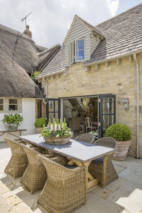 English cottage outdoor dining - Anton & K. Cotswold Cottage Interior, Emma Lewis, Cottage Outdoor, Cotswold Cottage, Cotswolds Cottage, English Country Cottage, Cottage Exterior, Cottage Interior, Thatched Cottage