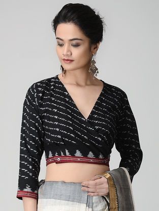 Black-Ivory Ikat Cotton Blouse by Jaypore Cotton Blouse Pattern, Silk Blouse Work, Kalamkari Blouse Designs, Ikat Blouse Designs, Ikat Blouse, Long Blouse Designs, Kalamkari Blouse, Blouse Designs High Neck, Cotton Saree Blouse Designs