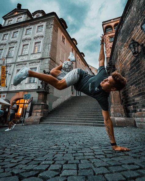 Prague 🇨🇿 The Freestyle Football Capital! Out in the streets, our arena and playground⚽️ Who do you think will take home the @4freestyle… Street Soccer Photography, Soccer Shoot, Soccer Photo, Freestyle Football, Street Football, Street Soccer, Sport Style Men, Football Tricks, Soccer Photography