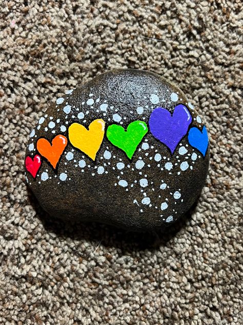 Lawn Rock Ideas, Rock Painting Abstract, Painted Rocks Hearts, Cute And Easy Things To Paint On Rocks, Easy Painted Rocks Ideas, Round Rock Painting Ideas, Easy Painted Rocks For Beginners, Heart Rock Painting Ideas, Cute Things To Paint On Rocks