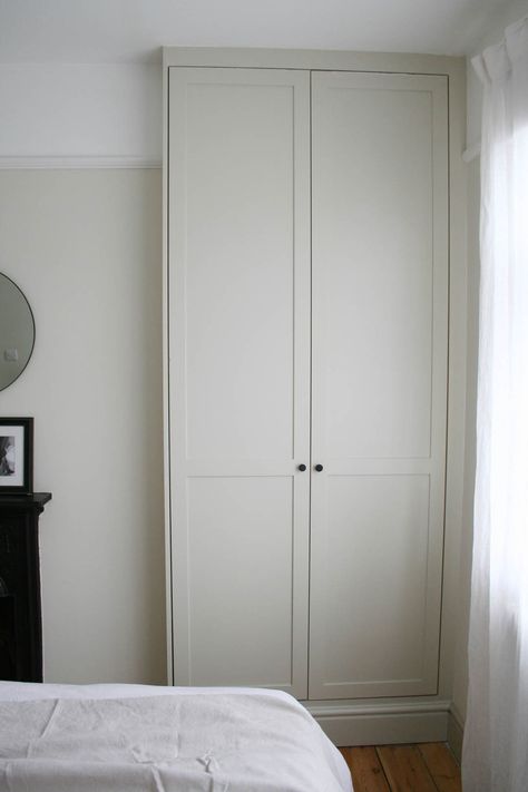 Built In Wardrobe Ideas Alcove, Wardrobe Apartment, Apartment Apothecary, Cornish House, Bedroom Alcove, Alcove Wardrobe, Ikea Apartment, Pax Hack, Ikea Pax Hack