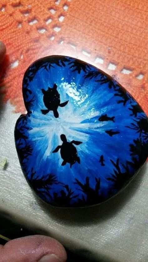 The best painted rocks ideas, simple rock painting designs garden stones and cute rock painting ideas - a fun craft for adults and kids! If you’re looking for DIY painted rocks for the garden, painted rocks kids ideas, painted rocks craft ideas, or simply painted rocks ideas easy for kids, these creative and easy rock painting ideas inspirational are exactly what you’re looking for! There’s even rock painting ideas for kids! #rockpainting #rockpaintingideas #paintedrocks #rockpainting #crafts Rock Designs, Stone Art Painting, Seashell Painting, Painted Rocks Kids, Painted Rocks Craft, Painted Rocks Diy, Rock Painting Ideas Easy, Turtle Painting, Rock Painting Patterns