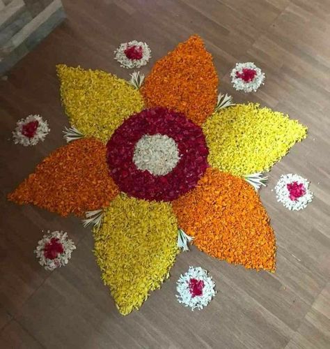 Onam Rangoli Flower Easy, Muggu With Flowers, Easy Floral Rangoli Designs, Flower Decoration Rangoli, Rangoli Designs Of Flowers, Poo Kolam Flowers Onam, Diwali Flower Rangoli Designs Simple, Rangoli By Flowers, Easy Pookalam Designs