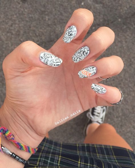 Paramore Nail Ideas, Paramore Nail Art, Hayley Williams Nails, Paramore Inspired Nails, Green Day Nails Band, Paramore Concert Makeup, Bring Me The Horizon Nails, Foo Fighters Nails, Paramore Makeup