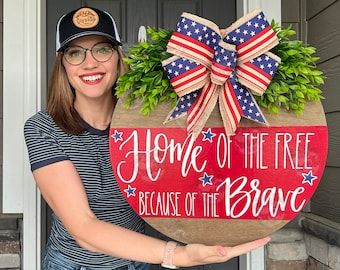 Over 20 options of PATRIOTIC DOOR SIGNS by Sweetie Sign Company Fourth Of July Door Hangers, Fourth Of July Wreath, Halloween Front Doors, Front Door Christmas Decorations, Vinyl Wood, Pumpkin Door Hanger, July Wreath, Pumpkin Door, Christmas Front Doors