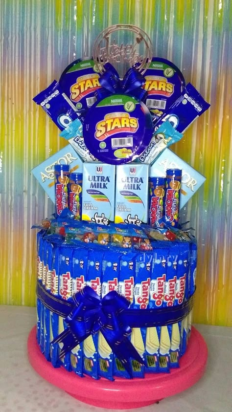 Tart Snack Buket, Snack Cake Tower Birthday, Snack Tower Ideas, Snack Tart, Bucket Balon, Snack Tower, Birthday Catering, Diy Eid Gifts, Tower Cake