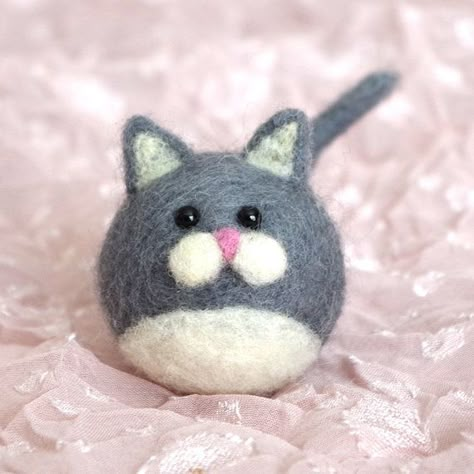 Tovad Ull, Felt Fish, Needle Felted Cat, Needle Felting Diy, Felt Crafts Patterns, Needle Felted Christmas, Wool Needle Felting, Wool Animals, Needle Felting Tutorials