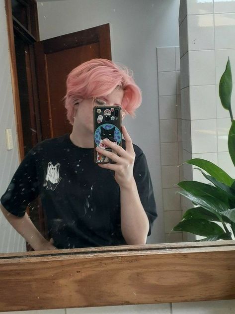 Enby Haircuts, Non Binary Hair, Sind Curtain Bangs, Was Sind Curtain Bangs, Ftm Haircuts, Non Binary Haircuts, Pink Short Hair, Androgynous Haircut, Short Dyed Hair