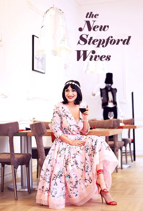 Stepford Wife Aesthetic Modern, Trad Wife Dress, Stepford Wife Aesthetic, Stepford Wife Dress, Stepford Wives, Housewife Dress, The Red Queen, Women Education, Stepford Wife