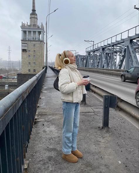 Carriage Ride Outfit, Mini Ultra Uggs Outfit, Ugg Girl Aesthetic, Uggs Mini Aesthetic, Uggs Fit Aesthetic, Cute Winter Outfits Uggs, Ugg Autumn Outfit, Winter Outfits Cold Uggs, Ugg Ultra Mini Outfit Aesthetic