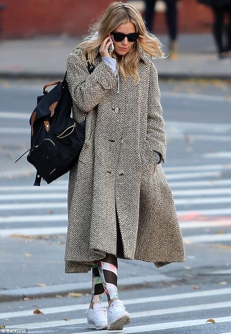 Sienna Miller Style, G I Joe, Sienna Miller, Tweed Coat, Celebrity Street Style, Style Crush, Looks Style, Winter Fashion Outfits, Retro Outfits