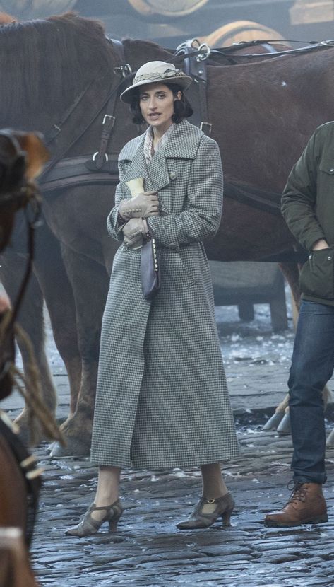 Aunt Polly Peaky Blinders Outfits, Grace Peaky Blinders Outfit, Ada Shelby Outfit, Peaky Blinders Outfits For Women, Peaky Blinders Accessories, Ada Peaky Blinders, Peaky Blinders Fashion Women, Peaky Blinders Women Fashion, Peaky Blinders Women