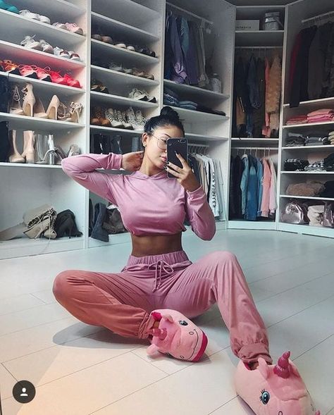 20 Pijamas que hasta Becky G va a querer usar Gym Crush, Velvet Lounge, Cute Workout Outfits, Trendy Swimwear, Workout Outfits, Satin Pyjama Set, Sleepwear & Loungewear, Todays Outfit, Pajama Set Women