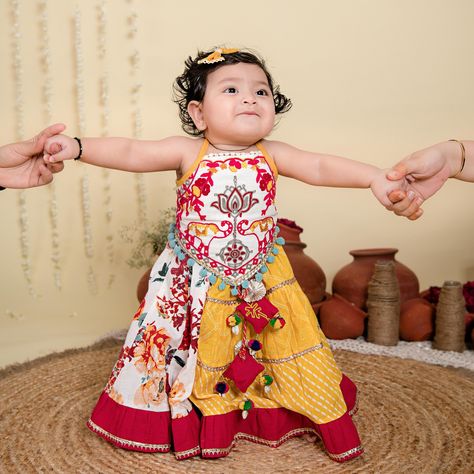 ✨ Red Floral Bandhani Flared Lehenga Choli ✨ Comfort meets style with Halemons! Designed for kids aged 0-10 years, our festive Chaniya Choli outfits are crafted from 100% pure Handloom fabric. Add a touch of festive vibes to your kid’s wardrobe and make this festive season special with Halemons. 🎉👶 #halemons #halemonskids #festiveseason #festive2024 #newcollection #rakhioutfit #rakhi2024 #navratri2024 #rakhicelebration #ethnicwear #festivefashion #indianfestivewear Flared Lehenga, Chaniya Choli Designs, Handloom Fabric, Choli Designs, Elegant Maxi Dress, Under One Roof, Bundle Of Joy, Chaniya Choli, Ethnic Wear