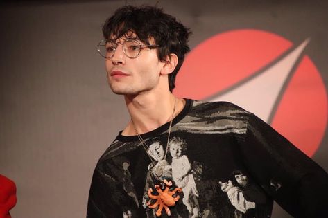 #tokyocomiccon2018 #EzraMiller Ezra Miller, Perks Of Being A Wallflower, Attractive People, Fantastic Beasts, Man Crush, Street Styles, Celebrity Crush, Famous People, A Black