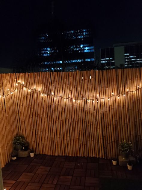 Bamboo Wall Garden Privacy Screens, Bamboo Backyard Fence, Bamboo Walls Outdoor, Garden With Bamboo Fence, Fake Fence Ideas, Garden Bamboo Screen, Bamboo Fencing Ideas Backyard Privacy, Bamboo Patio Ideas, Balcony Bamboo Privacy