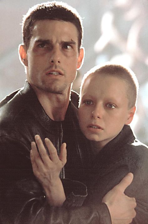 Tom Cruise and Samantha Morton in "Minority Report" (2002). DIRECTOR: Steven Spielberg. Samantha Morton, Max Von Sydow, Tom Cruise Movies, Minority Report, Actor Studio, Amazon Video, Bald Women, Colin Farrell, Alternative Movie Posters