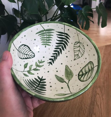 Green Ceramics Bowl, Leaf Pottery Painting, Leaves Pottery Painting, Porcelain Bowl Painting, Green Pottery Painting, Pottery Painting Ideas Green, Pottery Painting Green, Ceramic Bowl Painting Ideas Simple, Pottery Painting Inspo Bowl