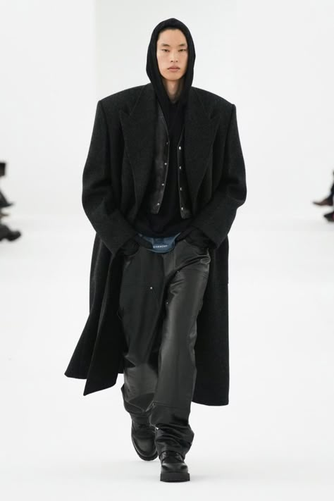 Long Black Coat Outfit Men, Winter Outfits 2023 Trends Men, Fashion Trends 2023 Fall Winter Men, Black Coat Outfit Men, Long Black Coat Outfit, Edgy Coat, Black Coat Outfit, Givenchy Men, Long Coat Men