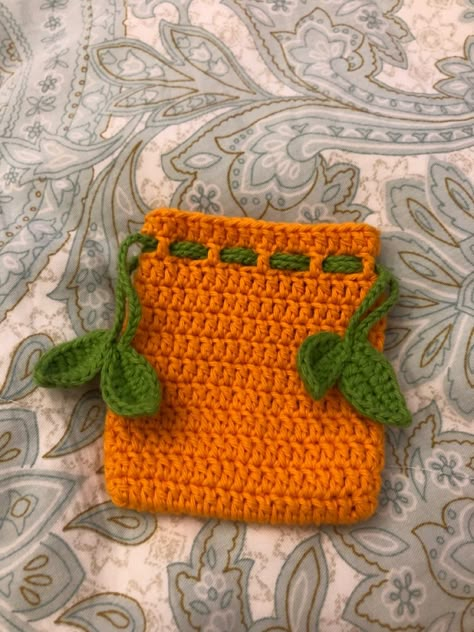 Crochet Fall Bag, Fall Themed Crochet, Crochet Christmas Gifts, Crochet Frog, Red Crochet, Crochet Inspo, Crochet Fall, Girly Bags, Fun Crochet Projects