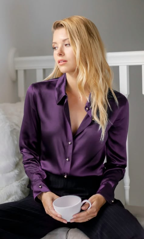 Navy Silk Shirt Outfit, Silk Blouse Outfit, Silk Shirt Outfit, Satin Blouse Shirts, Classic Chic Style, Satin Shirts, Look Boho Chic, Silky Shirt, Silk Blouses