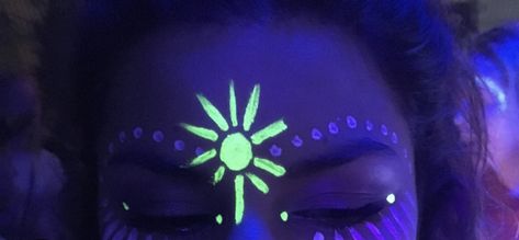 Glow In The Dark Face Paint Ideas Easy, Glow Face Paint, Black Light Makeup, Uv Face Paint, Neon Face Paint, Uv Makeup, Glow In Dark Party, Glitter Bar, Dark Eye Makeup