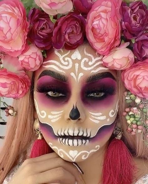 Makijaż Sugar Skull, Catrina Makeup, Muertos Makeup, Maquillage Halloween Simple, Beautiful Halloween Makeup, Halloween Makeup Sugar Skull, Skull Face Paint, Dead Makeup, Cute Halloween Makeup