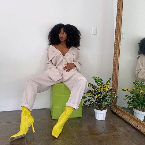 miista в Instagram: «Relax while your lemon boots do the work... 🍋🍋🍋 @simply.cie in Noor Lemon leather boots.» Black Outfit Photoshoot, Pants Photoshoot, Simply Cie, Bg Black, Outfit Photoshoot, Headshots Women, Future Outfit, Photo Styling, Romper Pants