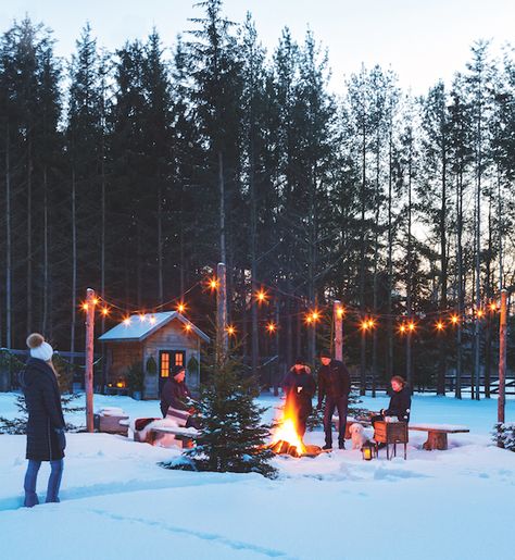 This Cozy Backyard Party Makes A Case For Outdoor Winter Entertaining Schnee Party, Sledding Party, Winter Wonderland-party, Outdoor Christmas Party, Winter Entertaining, Winter Picnic, Winter Fire, Bonfire Party, Outdoor Path