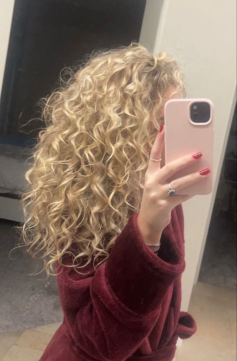 Curly cut 
Blonde 
Curly hair 
Curls Blonde Hair On Curly Hair, Curly Bronde Hair, Hair Mousse For Curly Hair, Curly Blonde Hairstyles, Hair Blonde Curly, Blonde Curly Hair Natural, Mousse For Curly Hair, Blonde Hair Curly, Blond Curly Hair