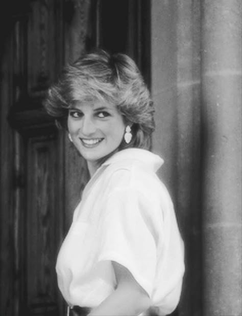 Fashion 1980s, Princess Diana Fashion, Princess Diana Photos, Princess Diana Pictures, Princes Diana, Diana Fashion, Influential Women, Priscilla Presley, Lady Diana Spencer