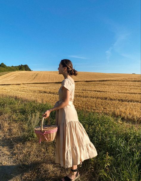 Holding Picnic Basket Pose, Woman Holding Basket, Victorian Picnic, Dress Picnic, Picnic Basket Set, Picnic Summer, Big Backpacks, Picnic Hamper, Wicker Picnic Basket