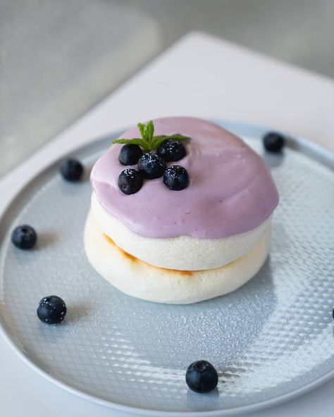 Have you hopped on the souffle pancake train yet? 💙 Blueberry Souffle Pancakes from @sweethoneydessert_van #dishedvan Blueberry Souffle, Souffle Pancake, Berry Pancakes, Ice Cream Drinks, Japanese Pancake, Souffle Pancakes, Chocolate Chip Ice Cream, Fancy Desserts, Fluffy Pancakes